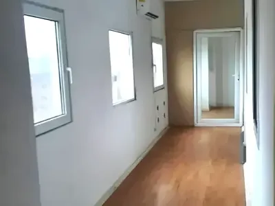 Culoar lung cu podea din lemn hală vânzare Otopeni Ilfov